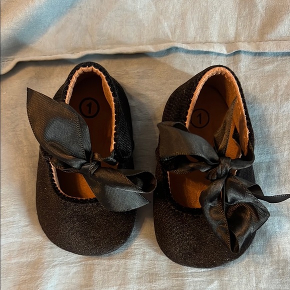 Elegant Black Velvet Baby Shoes with Bow, like new - Picture 2 of 6